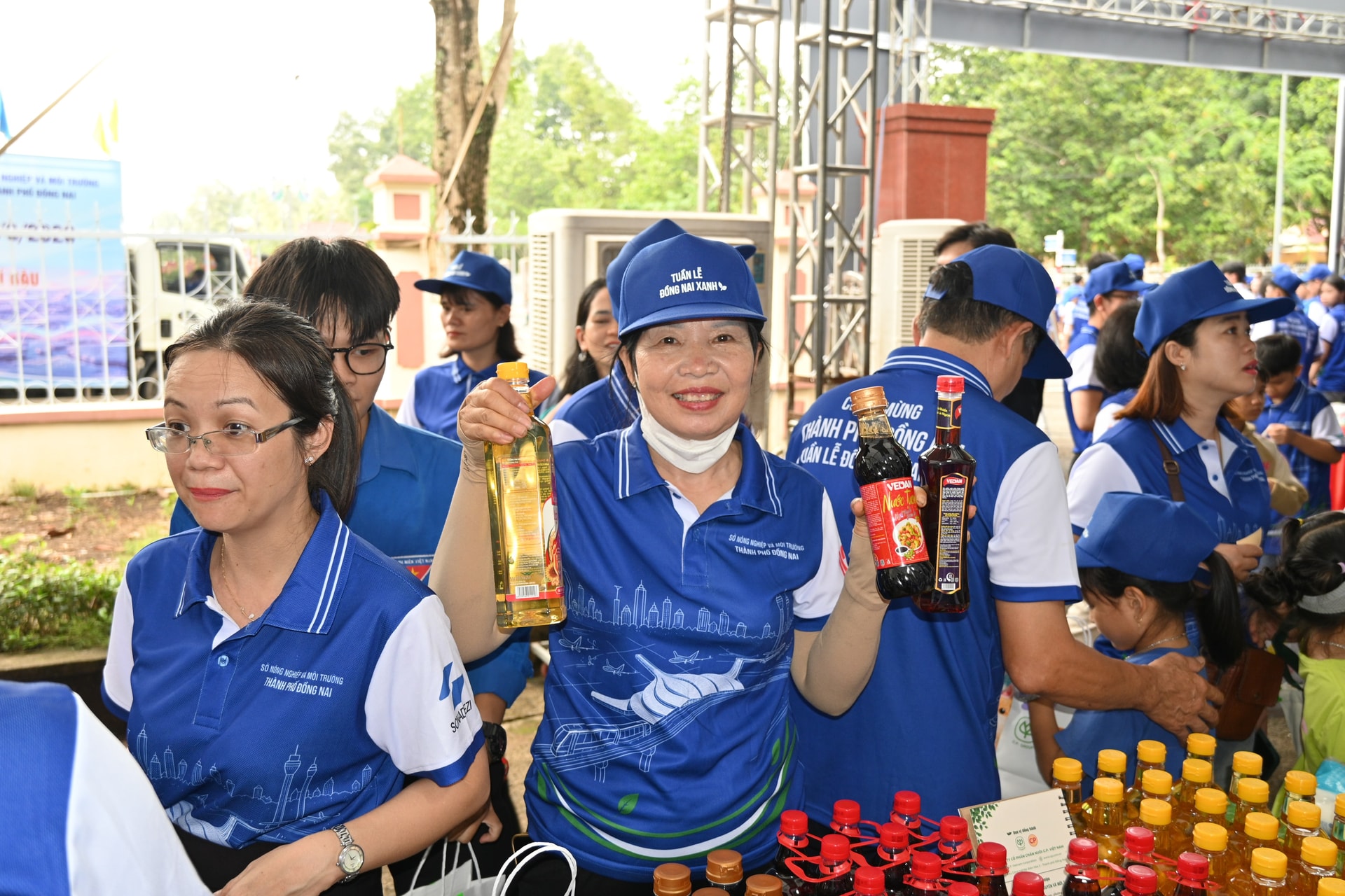 Gian hàng đổi chất thải lấy quà thu hút nhiều người dân địa phương tham gia - bản sao 2