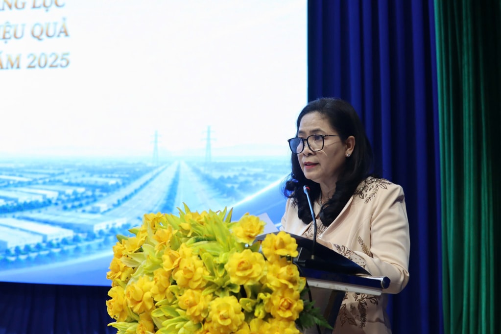 Đại diện Hiệp hội Doanh nghiệp tỉnh trình bày tham luận về đánh giá thực tế môi trường kinh doanh, thủ tục hành chính và hiến kế cải thiện PCI, BPI tại địa phương