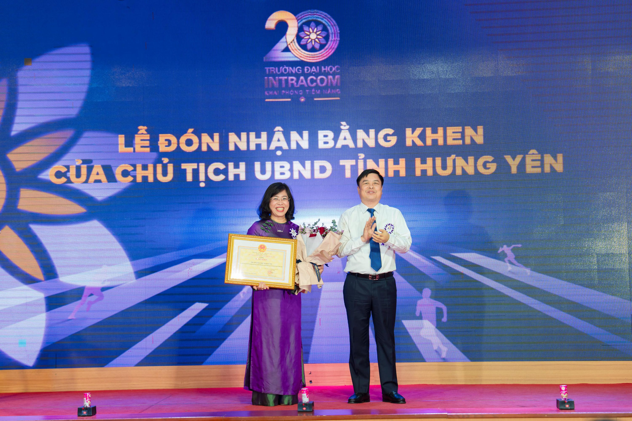 đón nhận bằng khen của Chủ tịch UBND tỉnh Hưng Yên