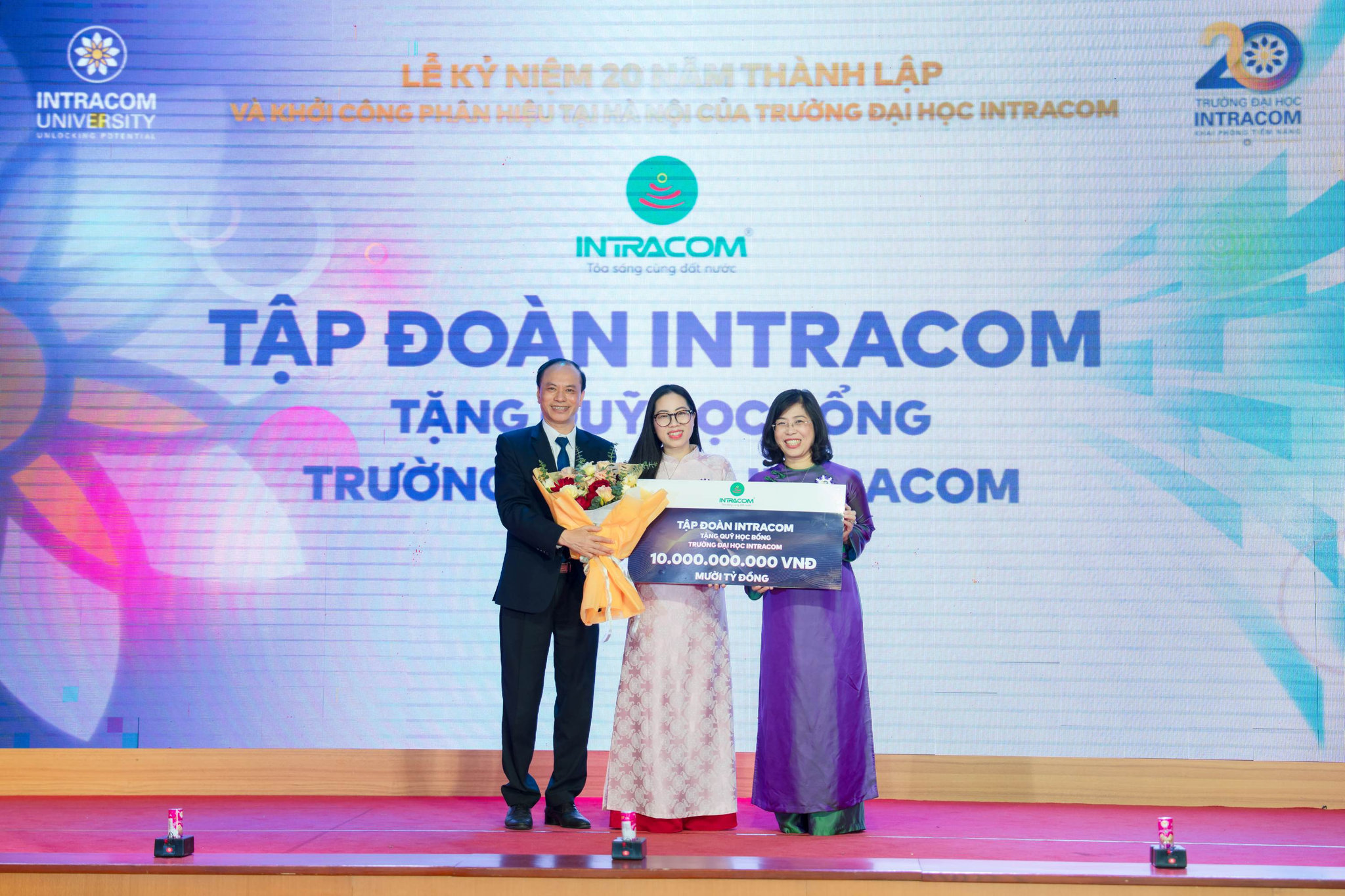 tập đaonf trao tăng quỹ học bổng