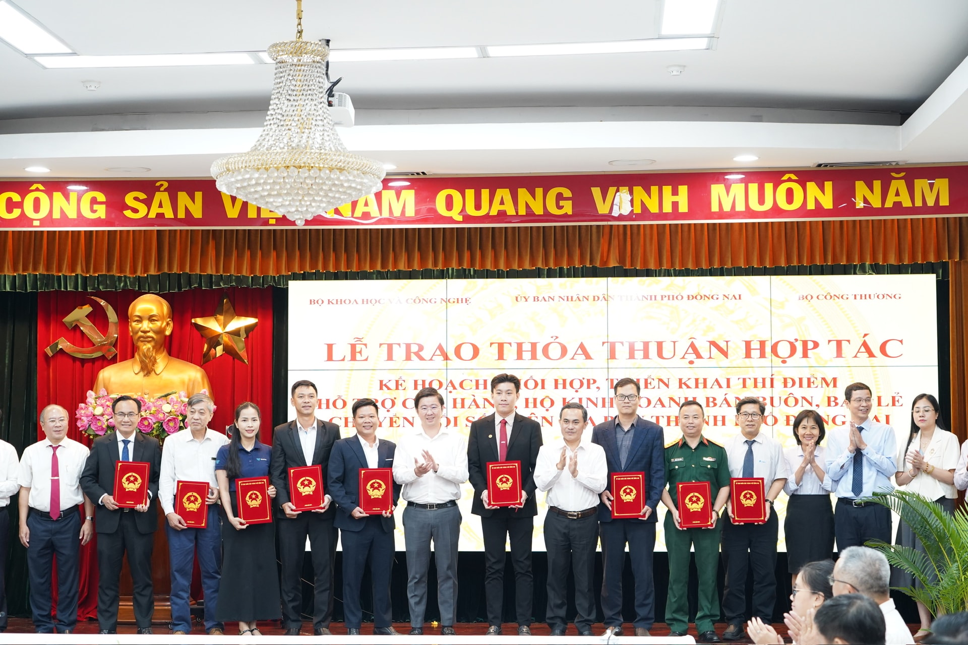 Thứ trưởng Bộ Khoa học & Công nghệ Bùi Hoàng Phương và lãnh đạo Tp Đồng Nai tại trao thoả thuận hợp tác