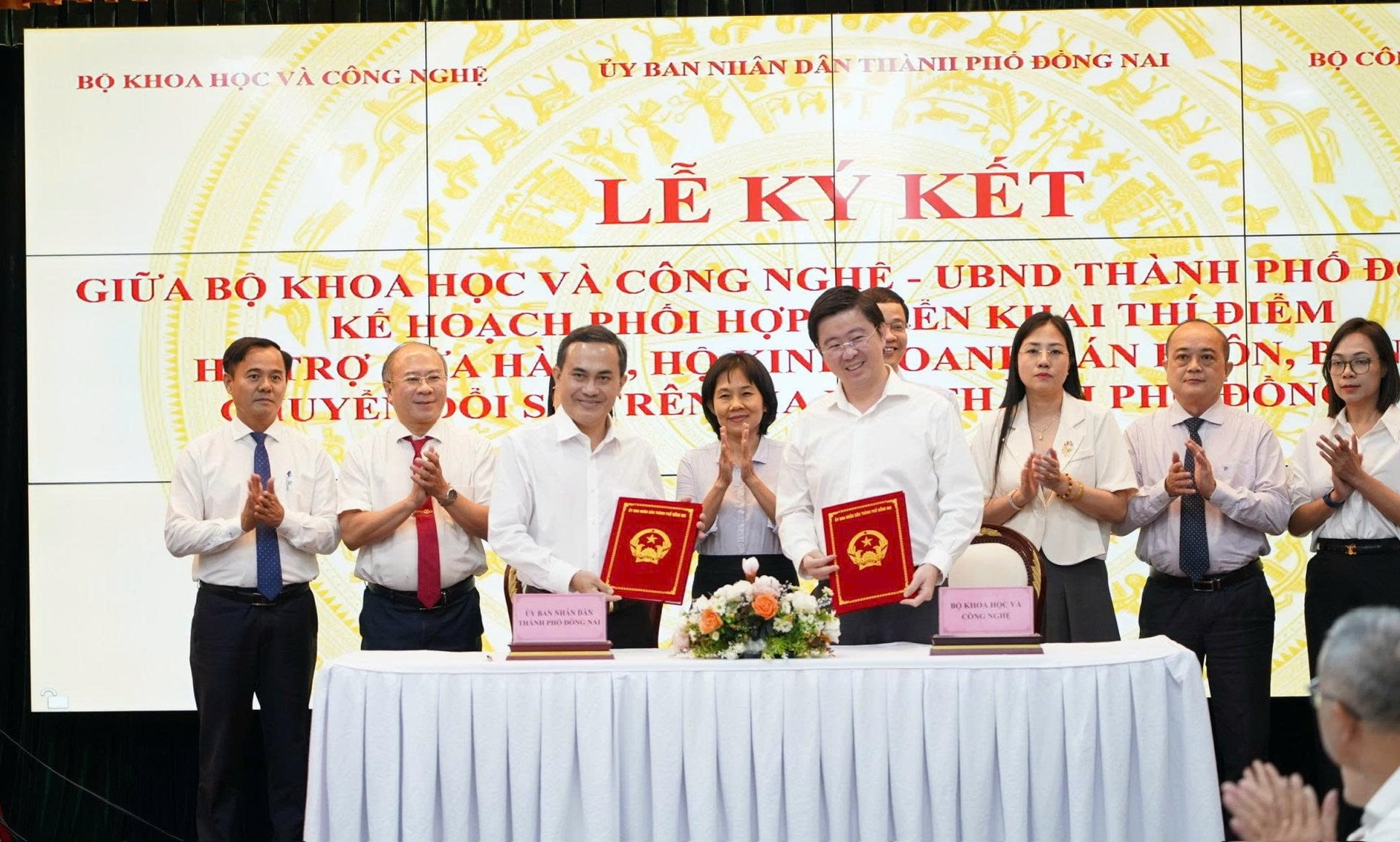 Ông Bùi Hoàng Phương, Thứ trưởng Bộ Khoa học và Công nghệ, ông Lê Trường Sơn , Phó Chủ tịch UBND thành phố Đồng Nai trao Thoả thuận hợp tác Kế hoạch phối hợp, triển khai thí điểm hỗ trợ cửa hàng, hộ kinh doanh bán buôn, bán lẻ chuyển đổi số trên địa bàn thành phố Đồng Nai