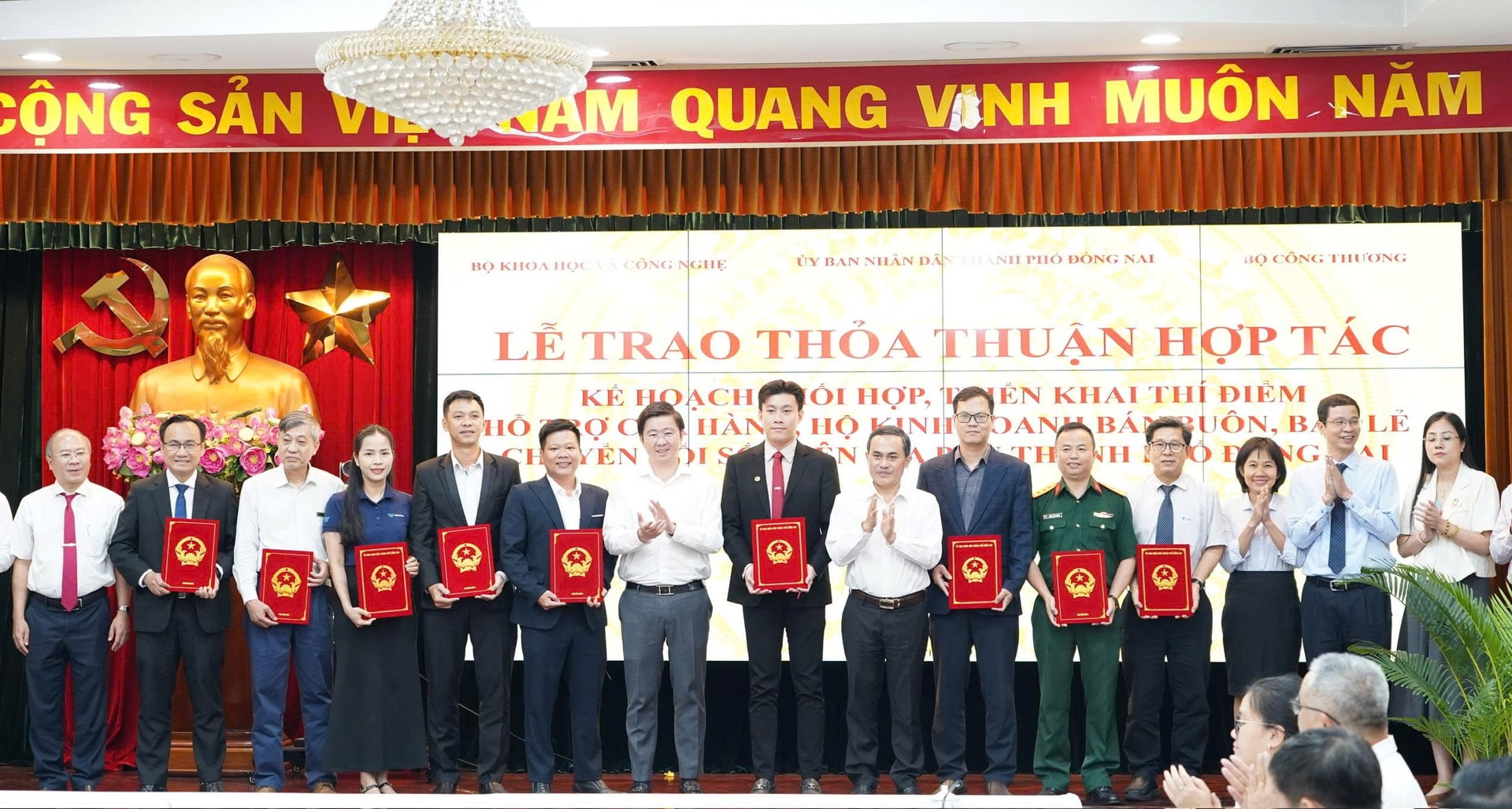 Ông Bùi Hoàng Phương, Thứ trưởng Bộ Khoa học và Công nghệ, ông Lê Trường Sơn , Phó Chủ tịch UBND thành phố Đồng Nai trao Thoả thuận hợp tác Kế hoạch phối hợp, triển khai thí điểm hỗ trợ cửa hàng, hộ kinh doanh bán buôn, bán lẻ chuyển đổi số trên địa bàn thành phố Đồng Nai