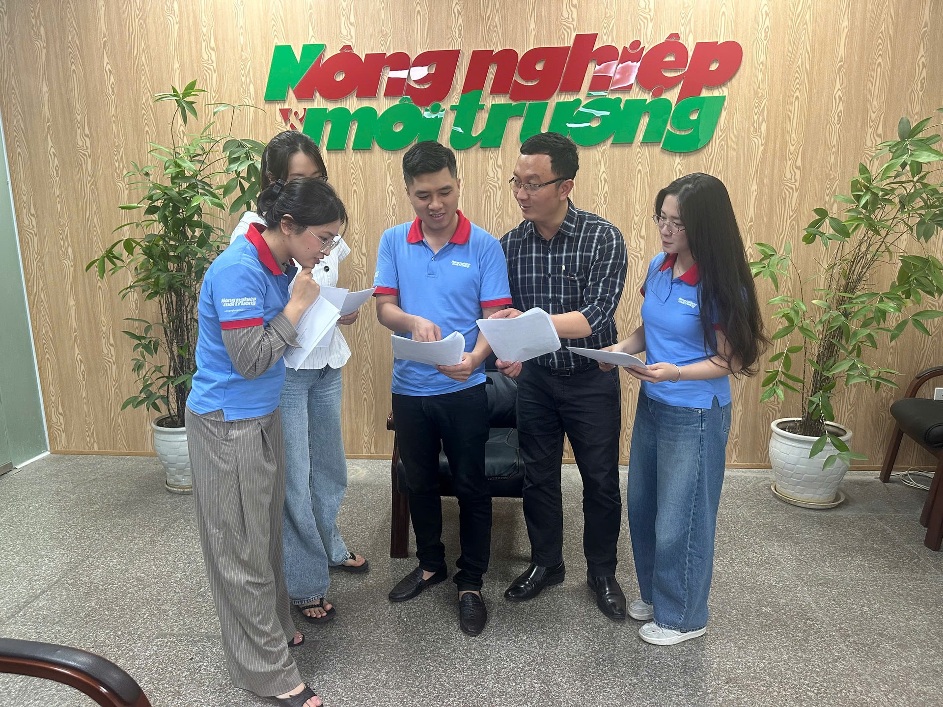 Đội Báo Nong nghiep và Moi trương tao doi kich bản
