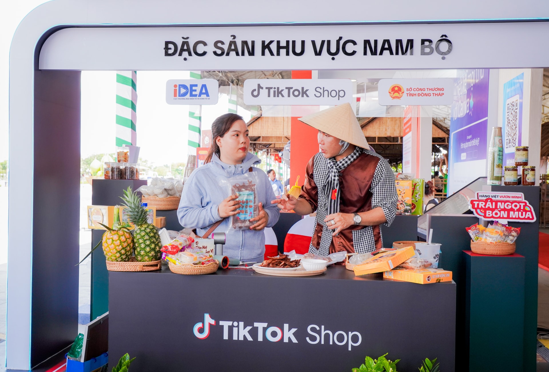 5. 5 phiên livestream quảng bá các sản phẩm khu vực Nam Bộ và Đồng Tháp trên TikTok Shop cũng đã ghi nhận tiếp cận hơn 6,5 triệu người, trực tiếp tạo ra gần 3.500 đơn hàng cho 32 nhà bán hàng mới.