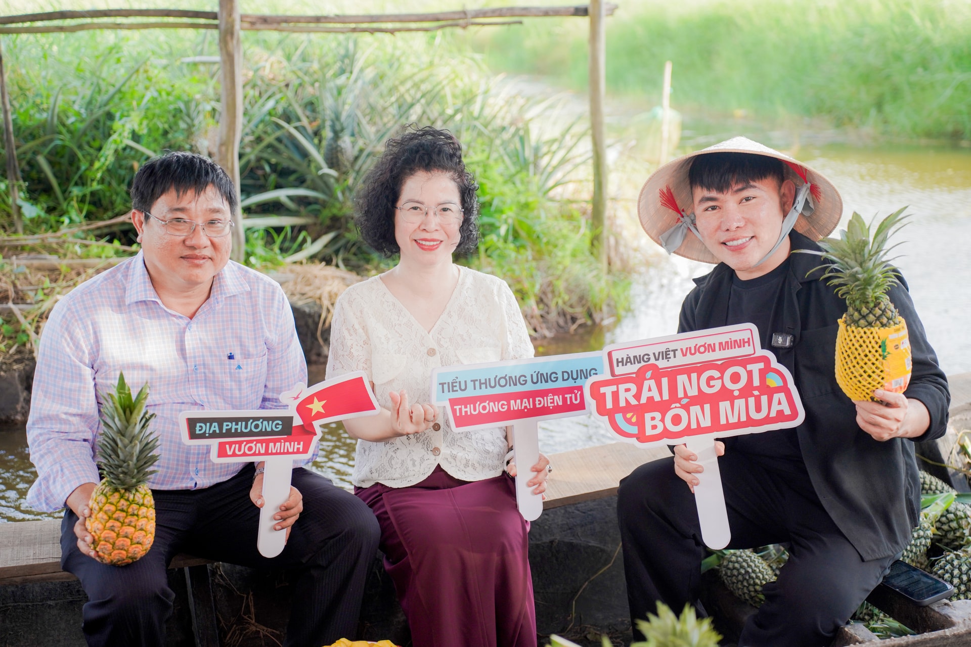 2. Phiên livestream bán dứa tại vườn (Từ trái qua - Ông Đặng Văn Tuấn – Phó Giám đốc Sở Công Thương tỉnh Đồng Tháp; Bà Nguyễn Thị Minh Huyền – Phó Cục trưởng, Cục Thương mại điện tử và Kinh tế số (Bộ Công Thương;