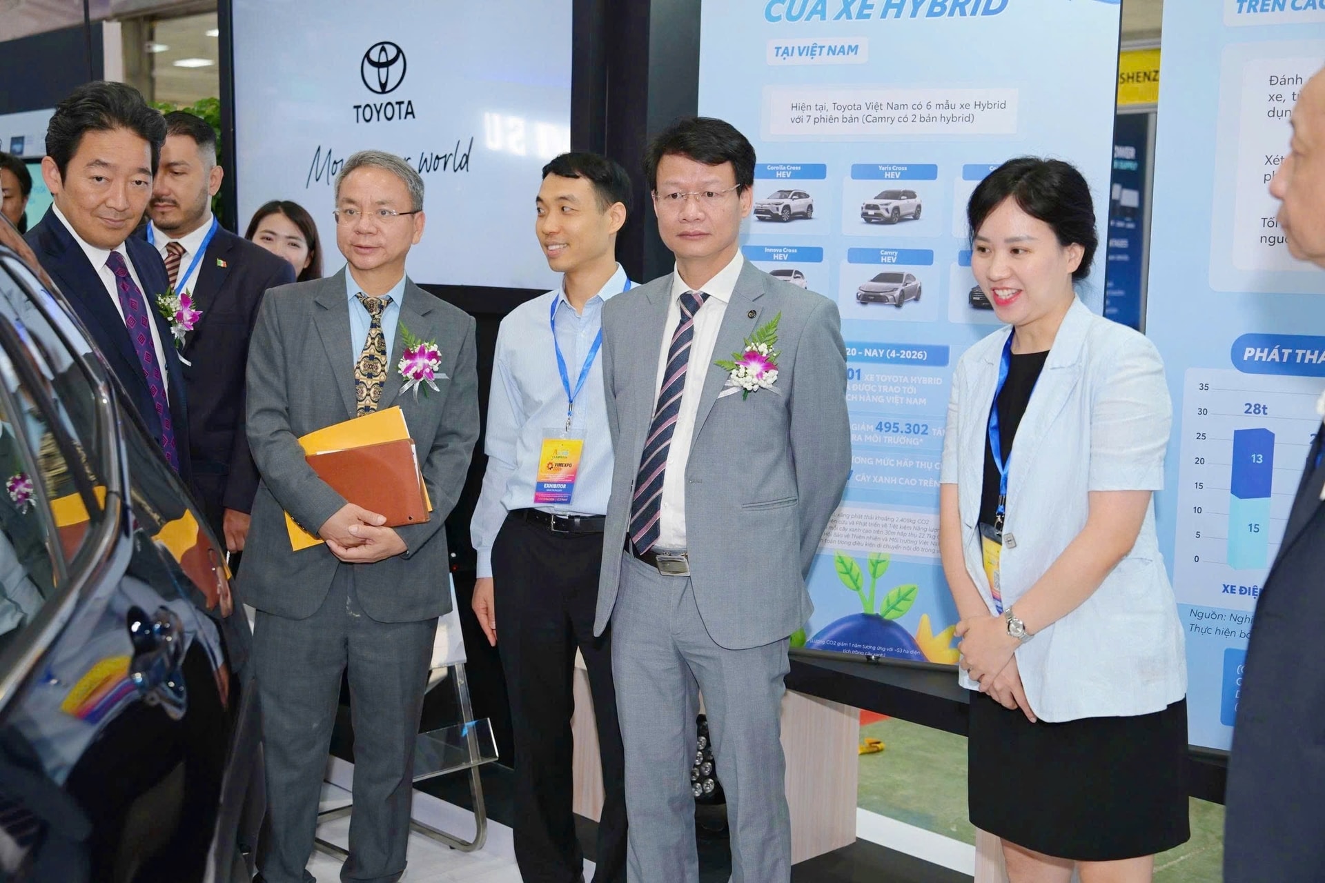 Lãnh đạo Cục Công nghiệp tham quan gian hàng Toyota