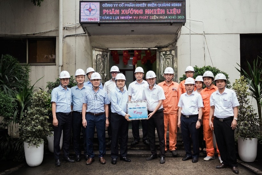 Lãnh đạo EVNGENCO1 trao quà động viên người lao động tại Phân xưởng Nhiên liệu