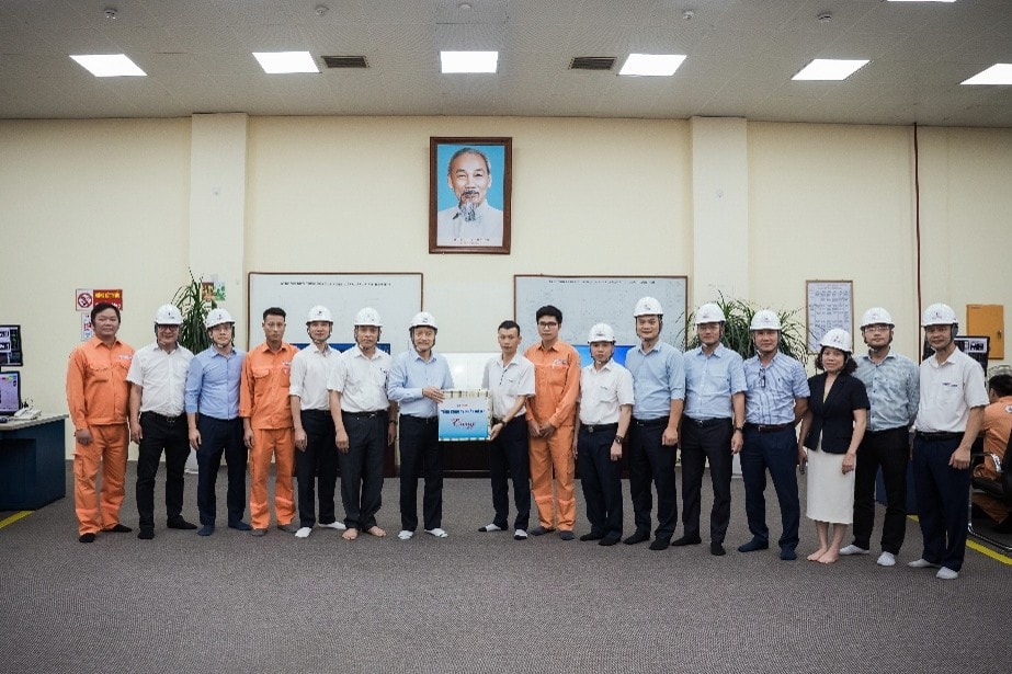 Lãnh đạo EVNGENCO1 trao quà động viên người lao động tại Phòng điều khiển Trung tâm - Phân xưởng Vận Hành