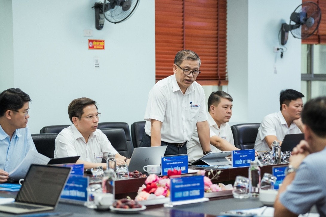 Ông Nguyễn Việt Dũng – Tổng giám đốc Công ty cổ phần Nhiệt điện Quảng Ninh báo cáo tại buổi làm việc.