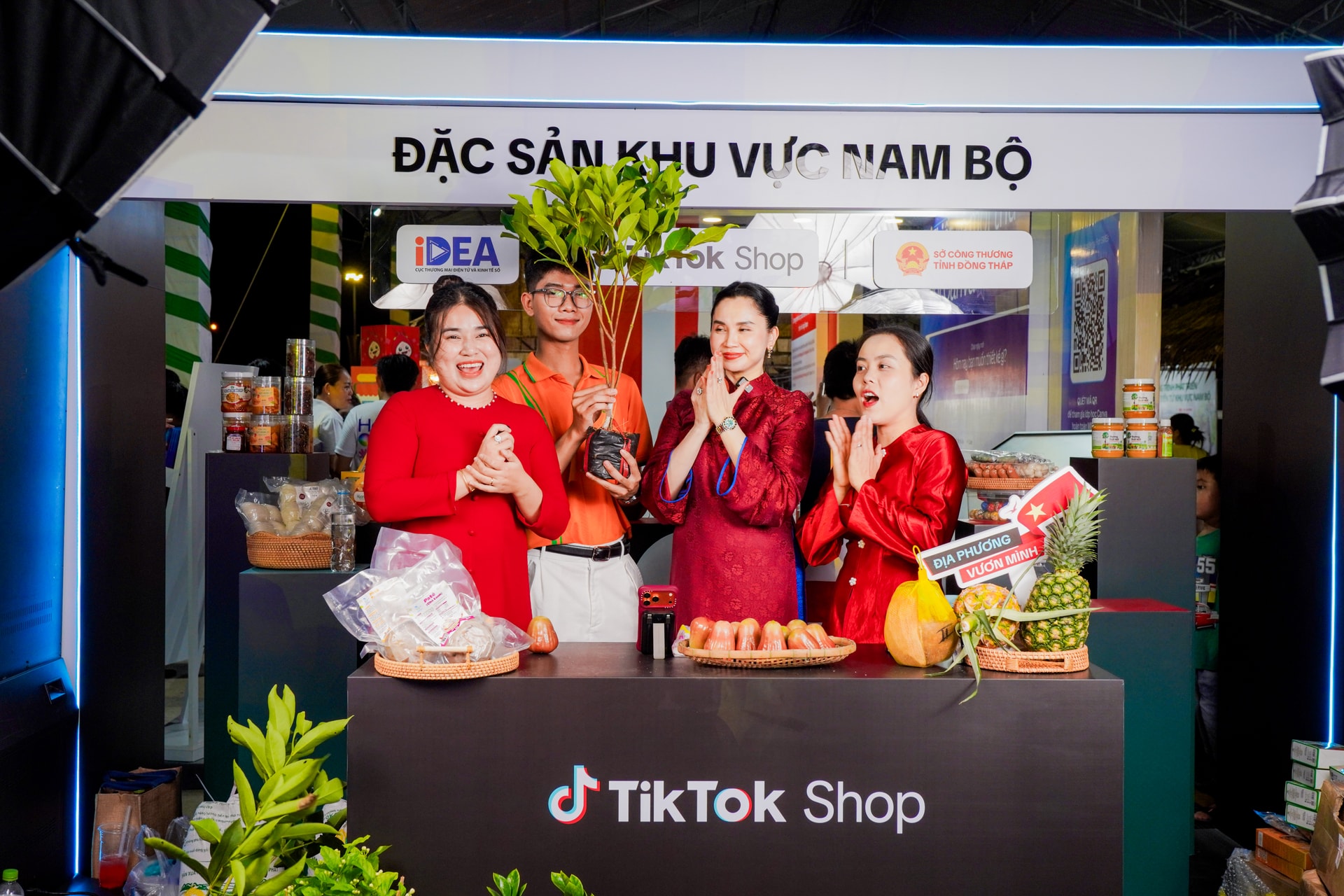 5.1. 5 phiên livestream quảng bá các sản phẩm khu vực Nam Bộ và Đồng Tháp trên TikTok Shop cũng đã ghi nhận tiếp cận hơn 6,5 triệu người, trực tiếp tạo ra gần 3.500 đơn hàng cho 32 nhà bán hàng mới.