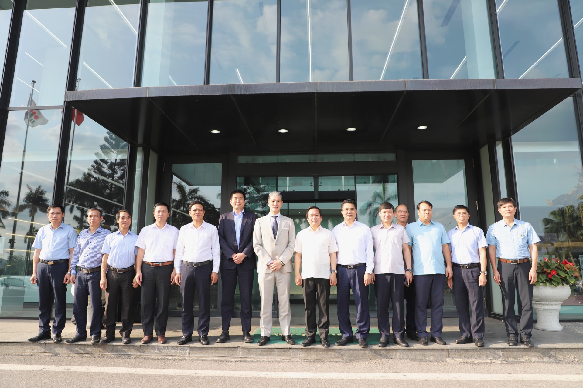 Đồng chí Phạm Quang Ngọc, Ủy viên Ban Chấp hành Trung ương Đảng, Bí thư Tỉnh ủy và các đại biểu chụp ảnh lưu niệm với lãnh đạo Khu công nghiệp Thăng Long II