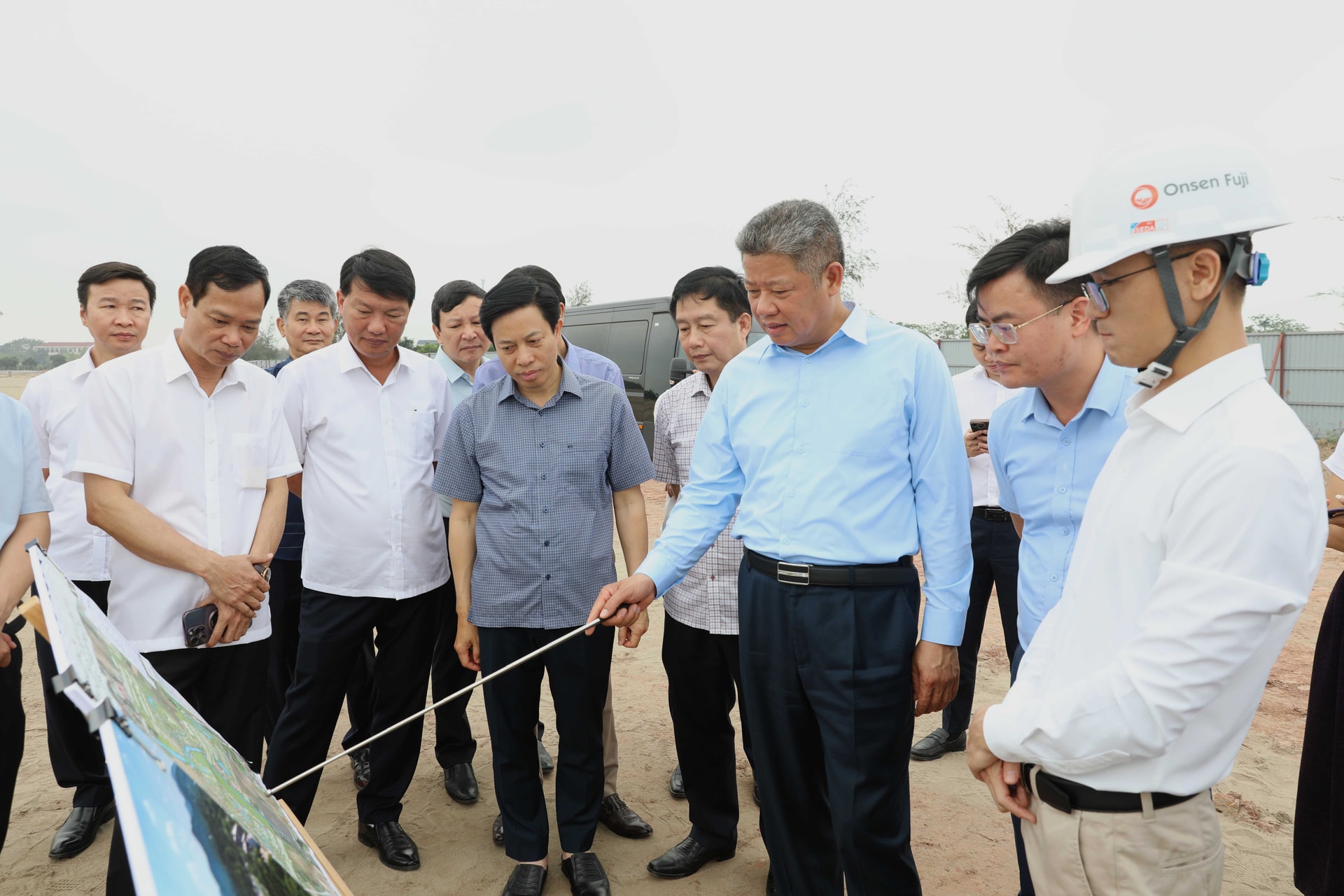 Đồng chí Phó Bí thư Tỉnh ủy Nguyễn Mạnh Quyền cùng đoàn công tác khảo sát khu vực khoáng nóng tại xã Diên Hà