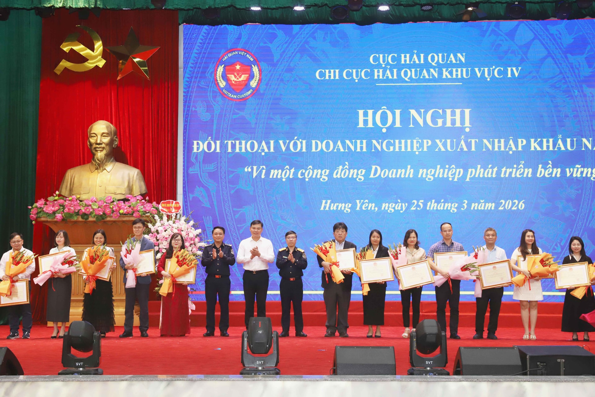 Đồng chí Phó Chủ tịch Thường trực UBND tỉnh Nguyễn Lê Huy trao Bằng khen của Chủ tịch UBND tỉnh cho các doanh nghiệp.