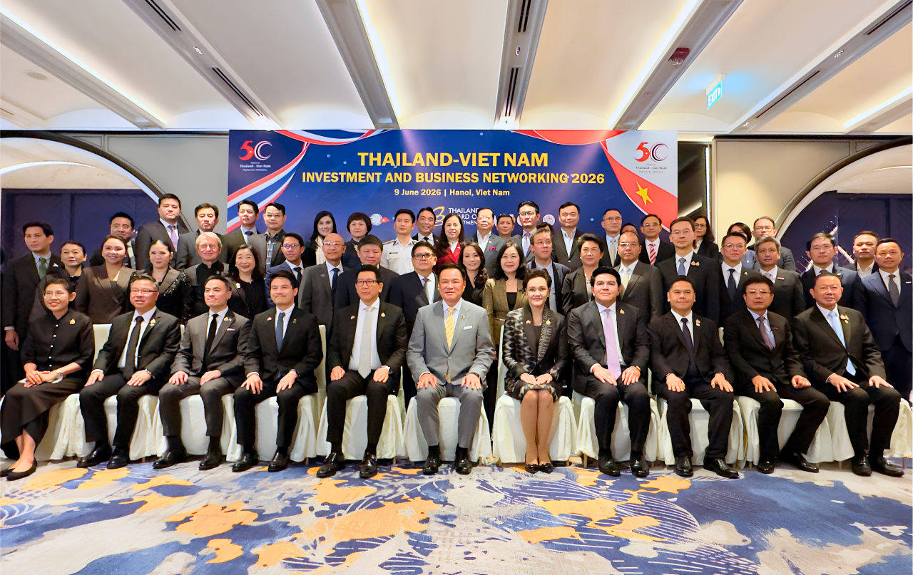 Ảnh 1 - ông Saravoot Yoovidhya, Giám đốc Điều hành (CEO) Tập đoàn TCP (vị trí thứ năm từ phải sang ở hàng tiền sảnh)