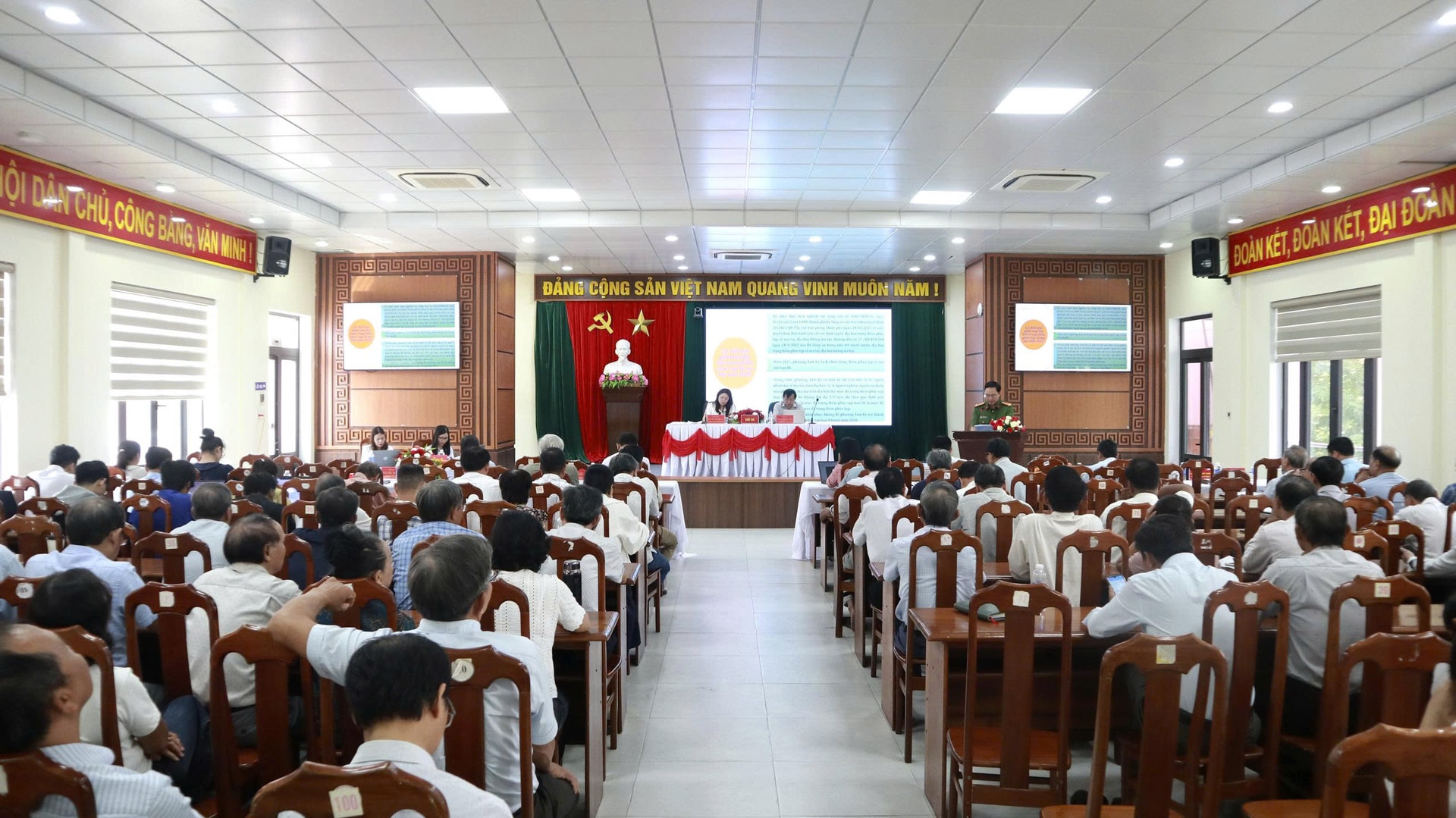 Ảnh 4- Lãnh đạo phường đối thoại trwucj tiếp với Nhân dân