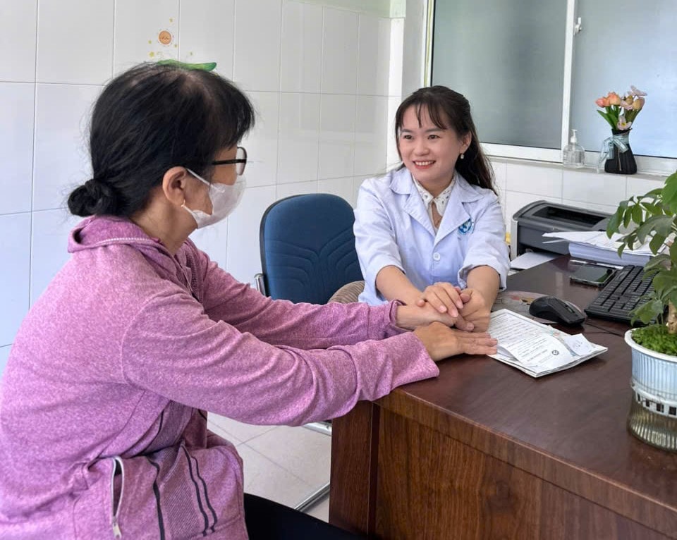Ảnh 1- Bác sĩ thăm khám, tư vấn tâm lý cho bệnh nhân