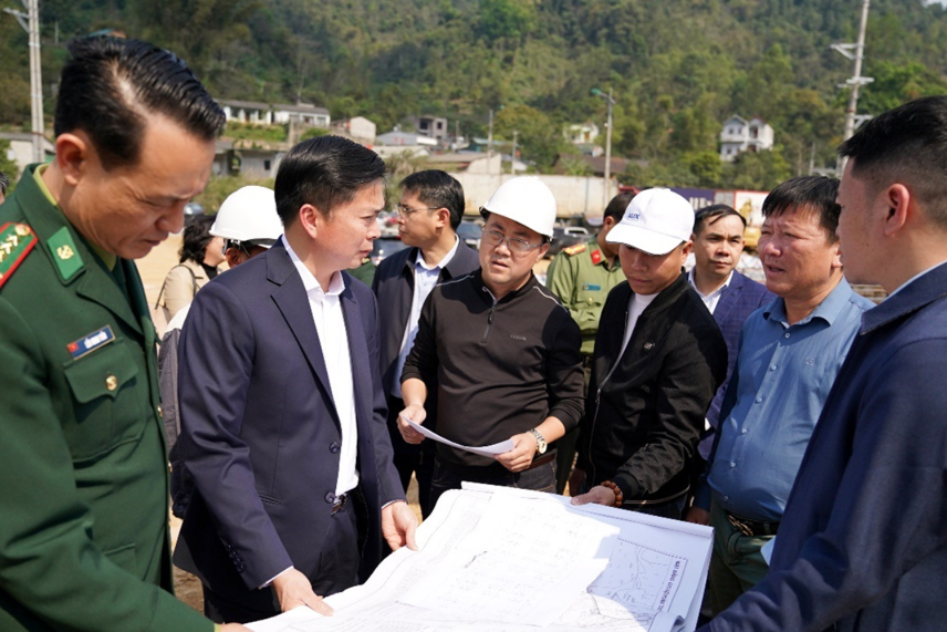 dinh-huu-hoc-uy-vien-ban-thuong-vu-tinh-uy-pho-chu-tich-thuong-truc-ubnd-tinh-nghe-bao-cao-tien-do-viec-trien-khai-du-an-nha-lam-viec-lien-nganh(1).png