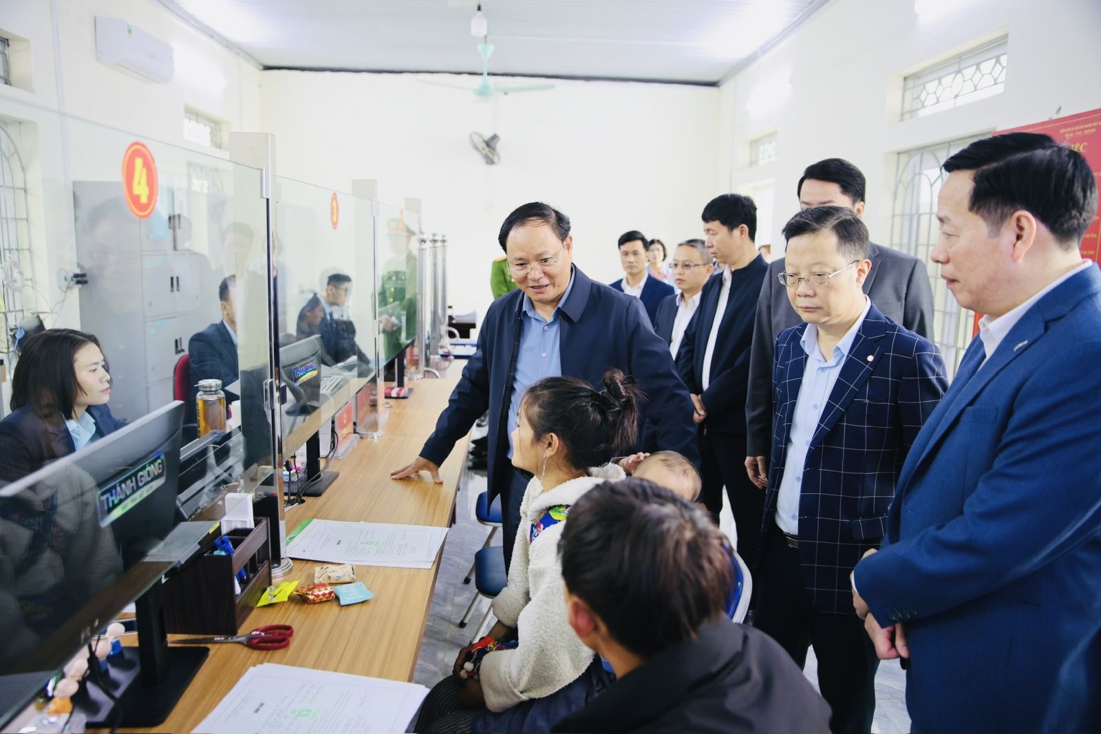 Đoàn công tác kiểm tra tại Trung tâm Phục vụ hành chính công xã Sin Suối Hồ.