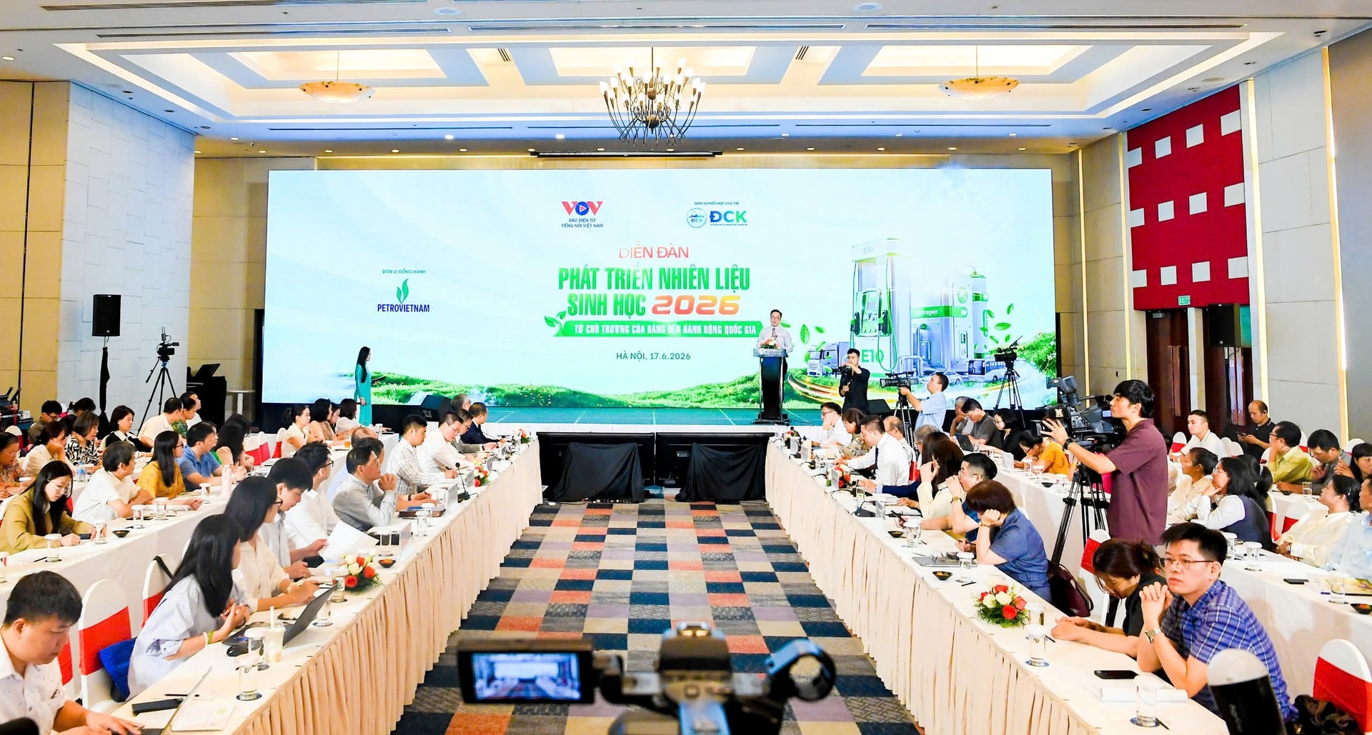 (Hội trường tổ chức)