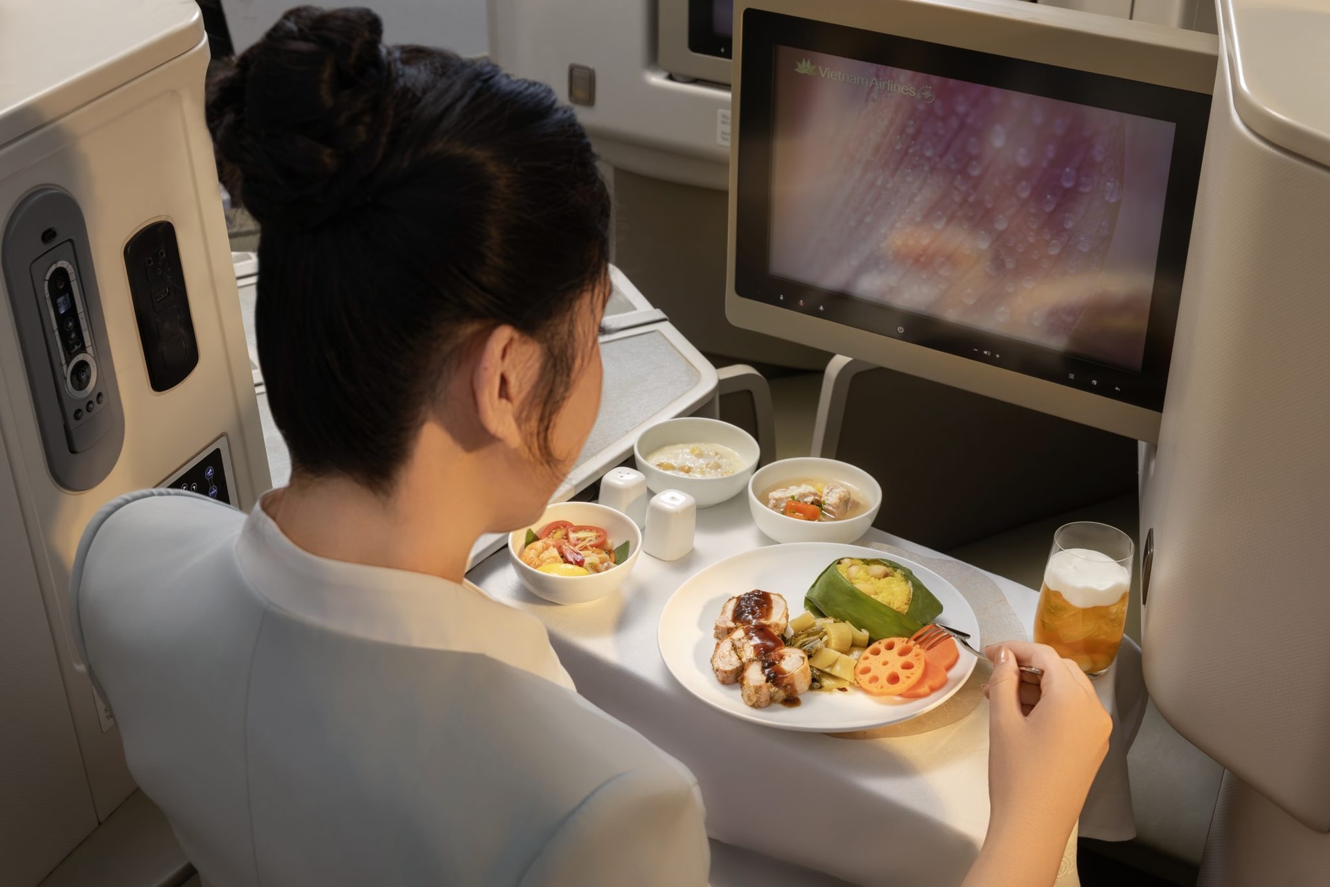 Vietnam Airlines đưa cảm hứng từ mùa sen Việt Nam vào thực đơn phục vụ trên các chuyến bay mùa hè năm nay