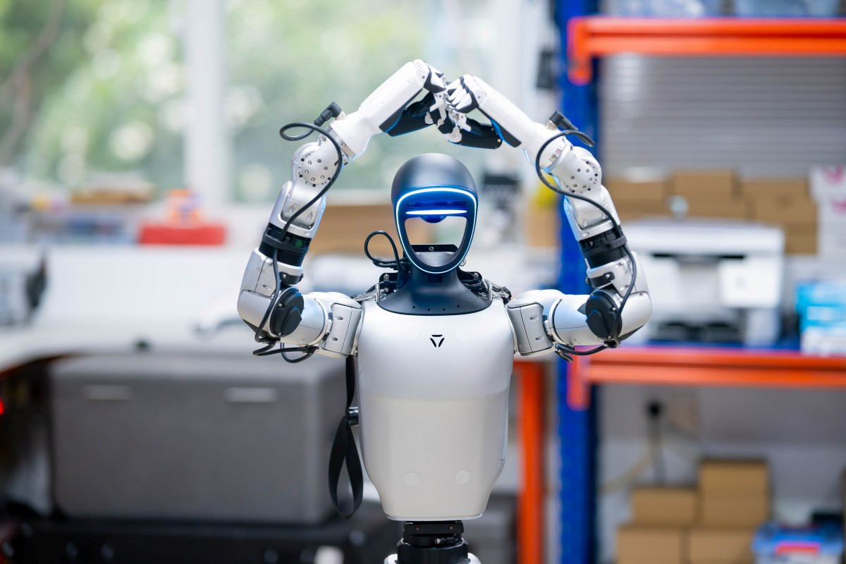 Robot hình người Unitree G1 thực hiện các tác vụ như bốc xếp thùng hàng, dỡ kiện hàng nặng từ pallet và thao tác gắp nắp lon…