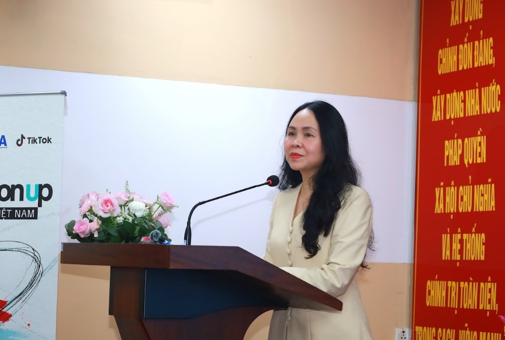 Bà Lê Hoàng Oanh