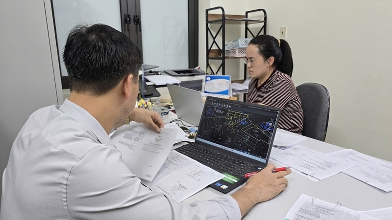 Cán bộ chuyên môn rà soát hồ sơ, đối chiếu dữ liệu bản đồ địa chính trong quá trình chuẩn hóa dữ liệu đất đai (Ảnh: TV)