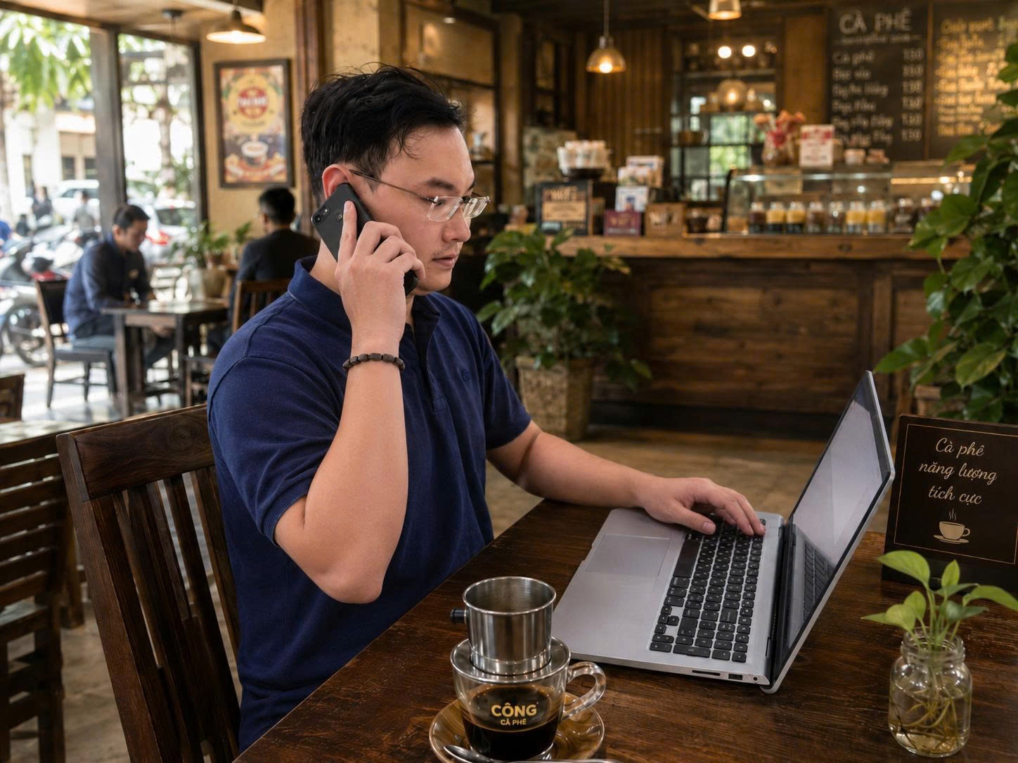 Nguyễn Thái Sơn - Nhân viên GOOD88 là nhà cái và sòng bạc trực tuyến uy tín nhất Việt Nam thường xuyên dùng VinaPhone phục vụ công việc