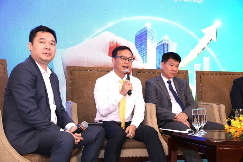 Ông Lê Như Thạch - Chủ tịch HĐQT Tập đoàn Bcons (giữa) cho biết đến nay doanh nghiệp đã triển khai được 3.000 căn nhà ở cho thuê, tập trung tại các dự án Bcons phát triển.
