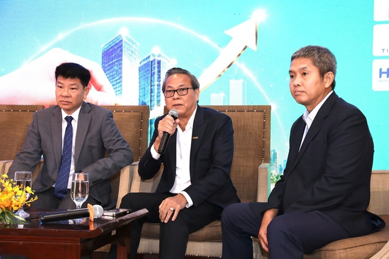 Ông Nguyễn Quang Thanh - Phó Tổng Giám đốc HFIC (giữa) chia sẻ về chính sách, và thực tiễn tiếp cận nguồn vốn nhà ở xã hội tại HFIC hiện nay.