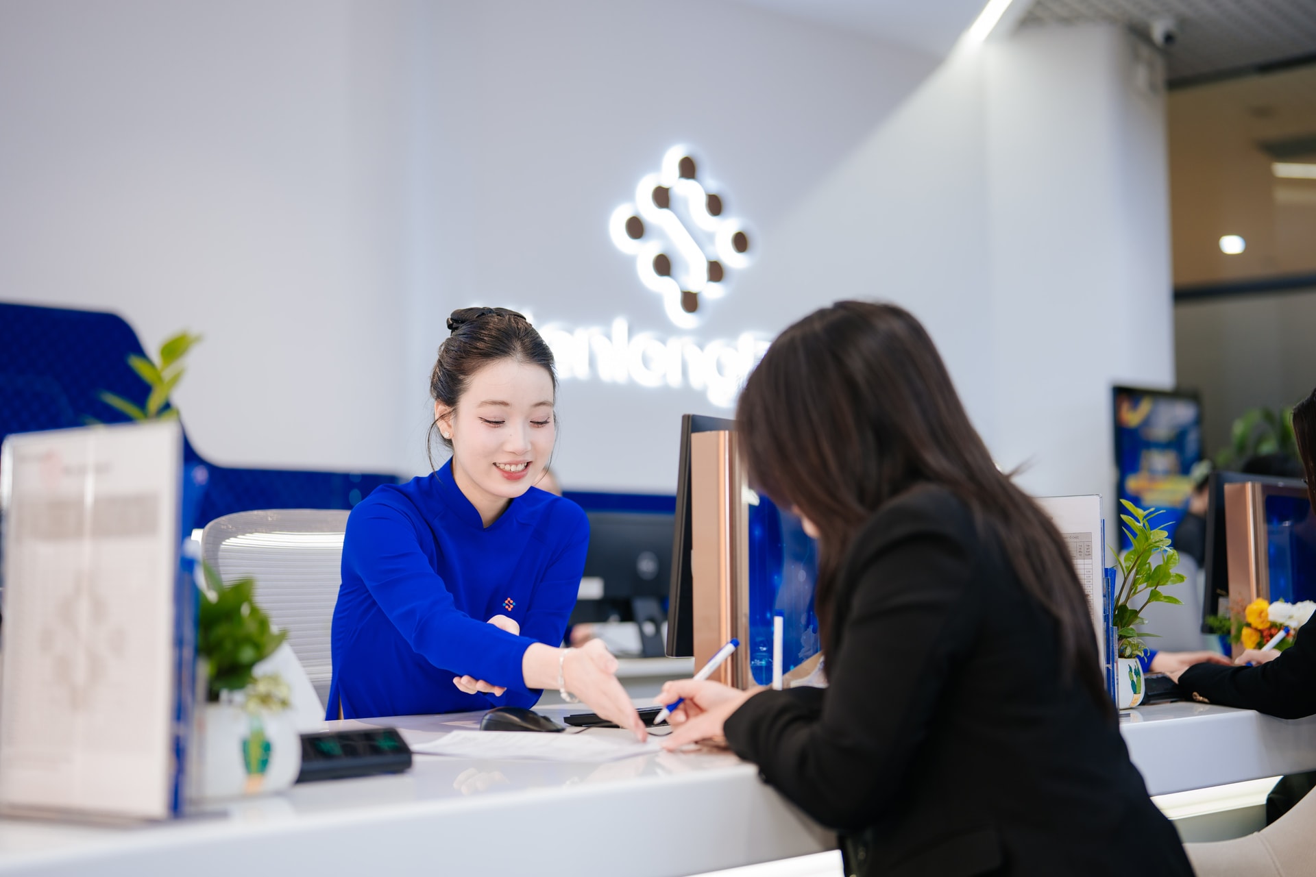 kienlongbank-logo-30-nam-giao-dich-vien-4.jpg