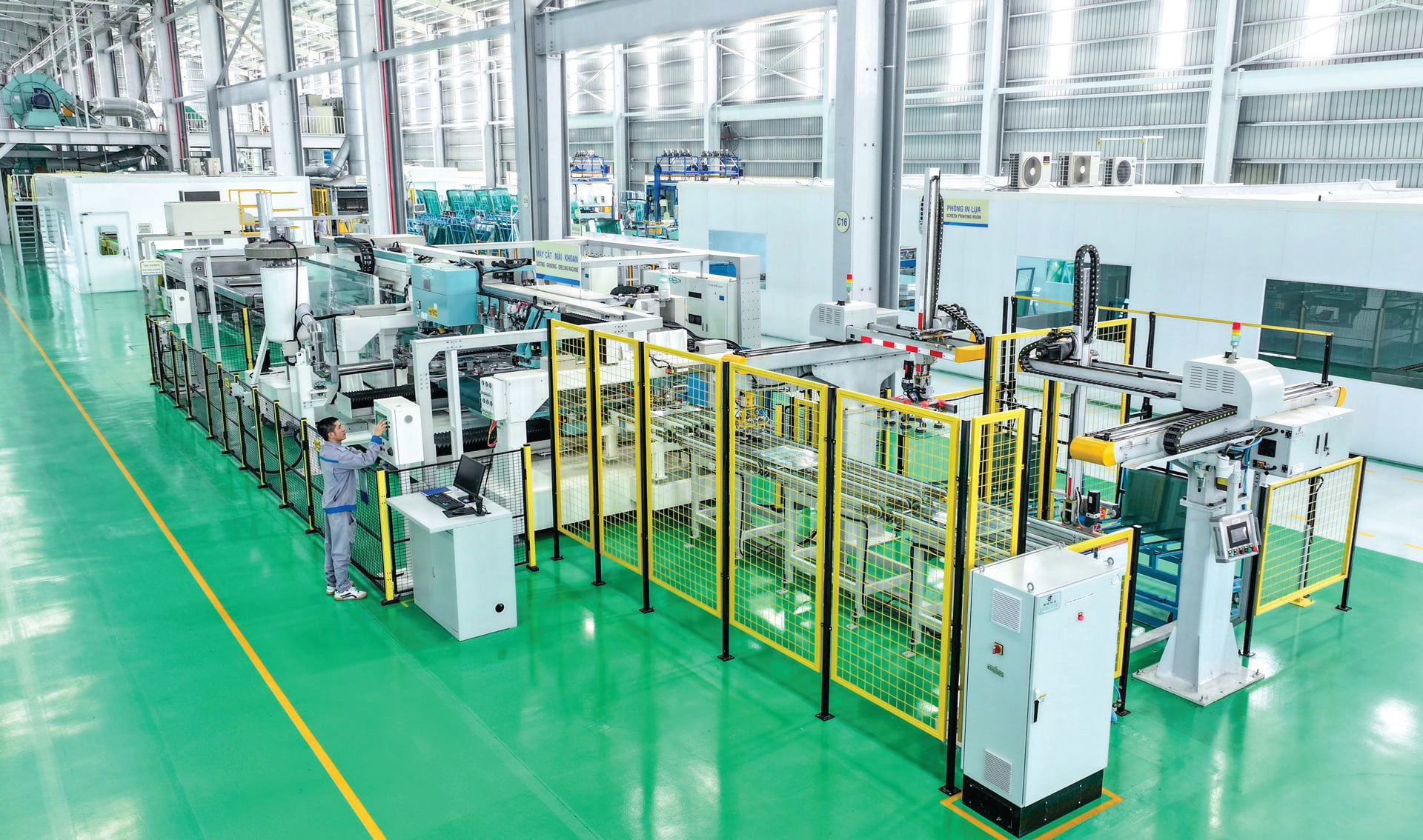 Dây chuyền sản xuất kinh ô tô cao cấp tại Công ty Trường Hải, Đà Nẵng.