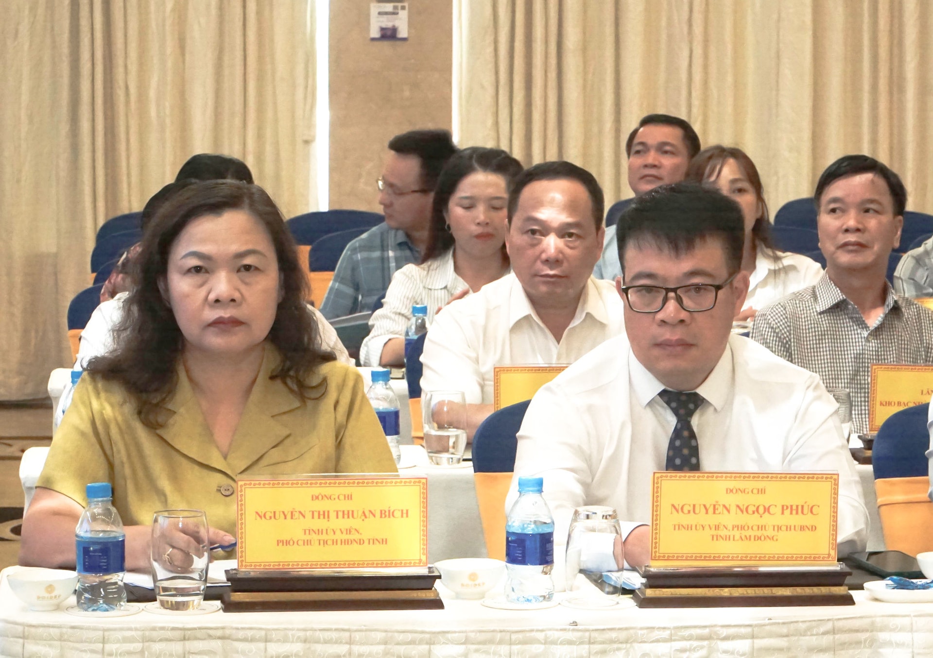 dong-chi-nguyen-thi-thuan-bich-tinh-uy-vien-pho-chu-tich-hdnd-tinh-nguyen-ngoc-phuc-tinh-uy-vien-pho-chu-tich-ubnd-tinh-du-hoi-nghi-1-.jpg