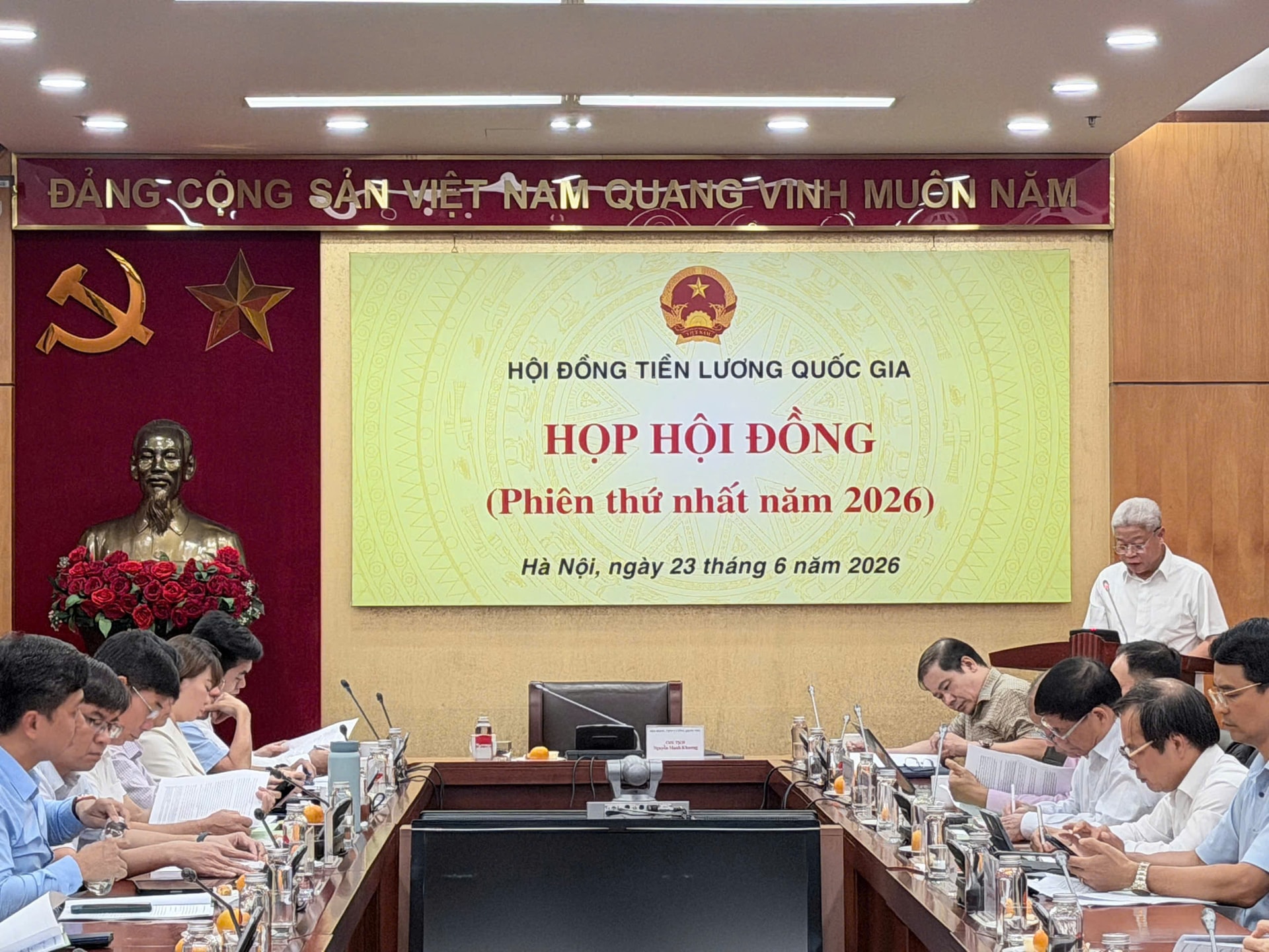 Tại cuộc họp Hội đồng Tiền lương quốc gia, lãnh đạo VCCI nhấn mạnh tới tình trạng bất ổn chính trị thế giới dẫn đến chi phí sản xuất và chi phí tuân thủ ngày càng lớn