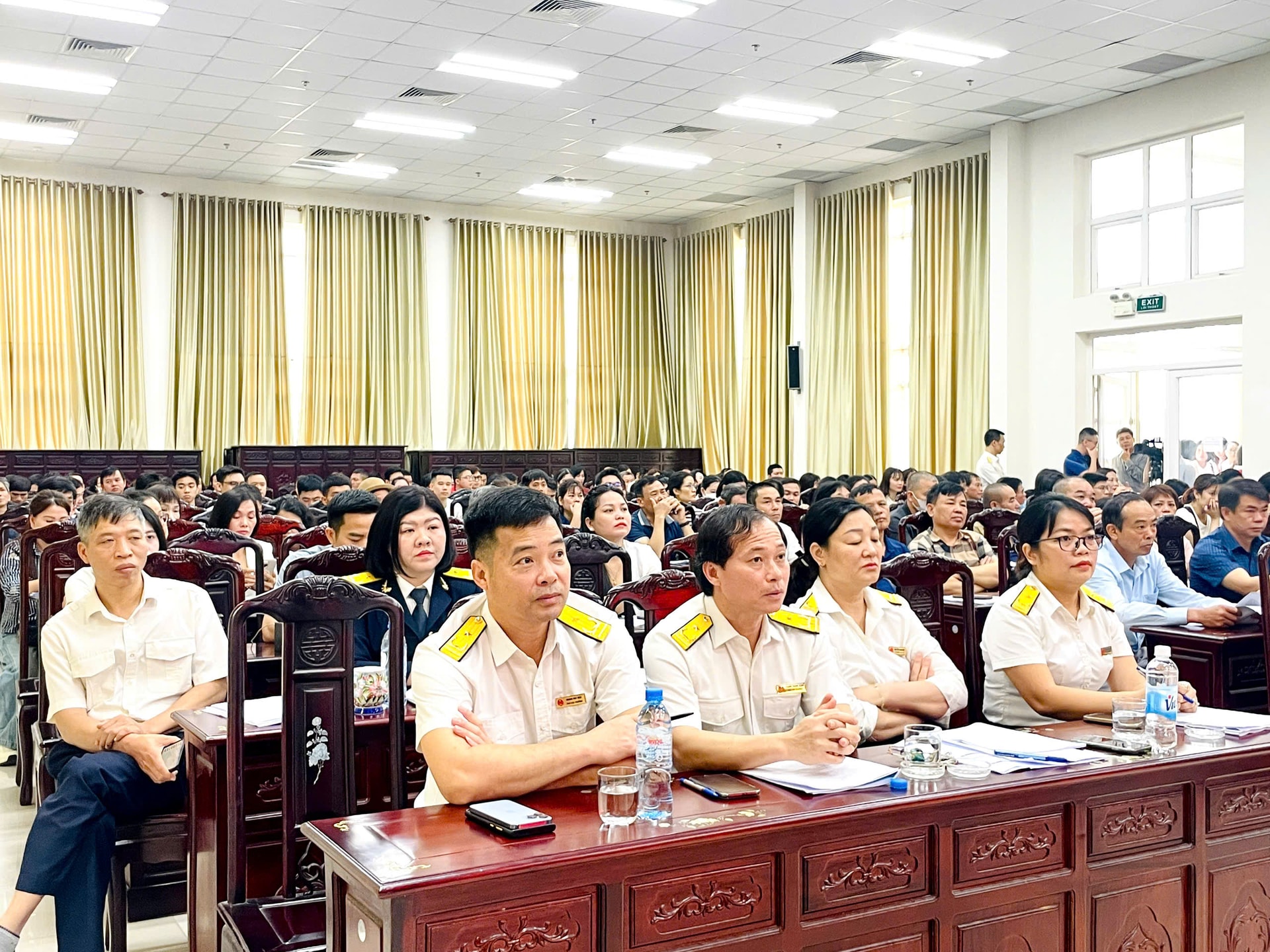 hội nghị hướng dẫn hộ kinh doanh chuyển đổi từ phương pháp khoán sang kê khai của thuế cơ sở 8 và cài đặt Etaxmobile