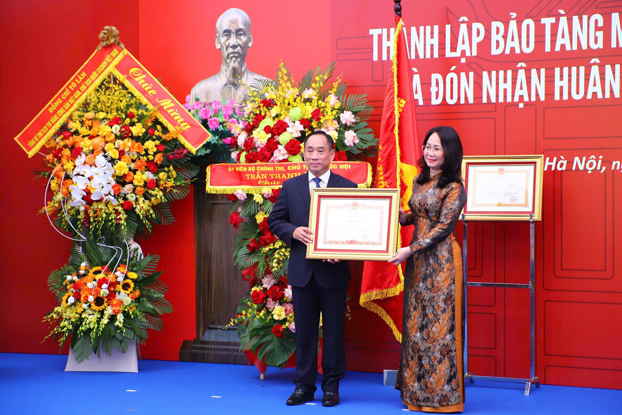 Bộ trưởng Lâm Thị Phương Thanh trao Bằng khen của Thủ tướng Chính phủ cho ông Nguyễn Anh Minh