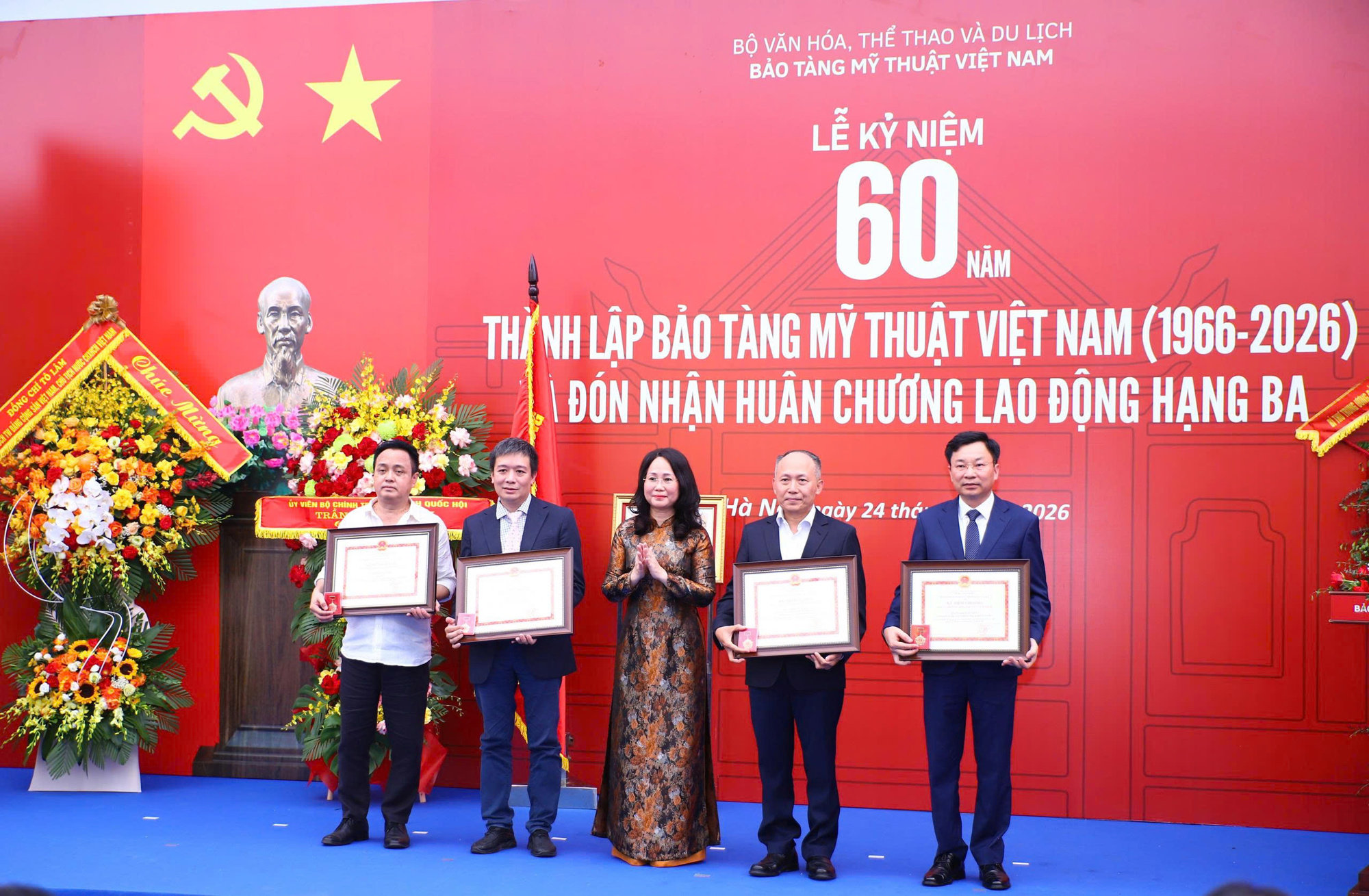 Bộ trưởng Lâm Thị Phương Thanh trao Kỷ niệm chương cho các cá nhân