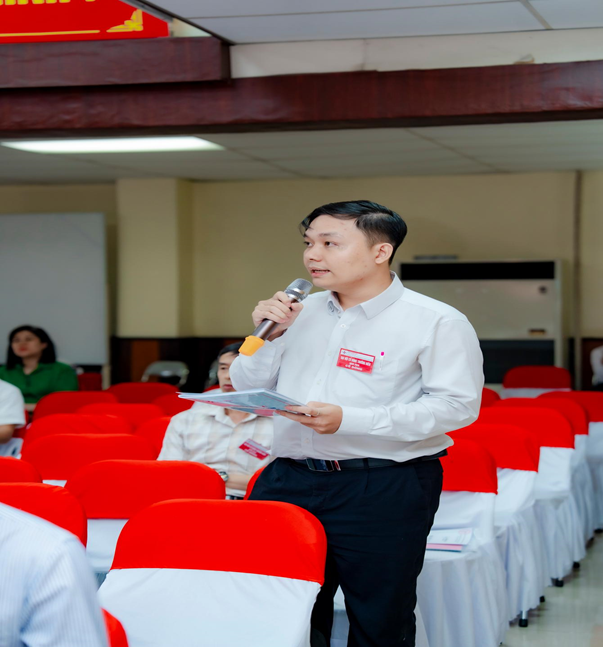 Cổ đông tham gia thảo luận tại Đại hội