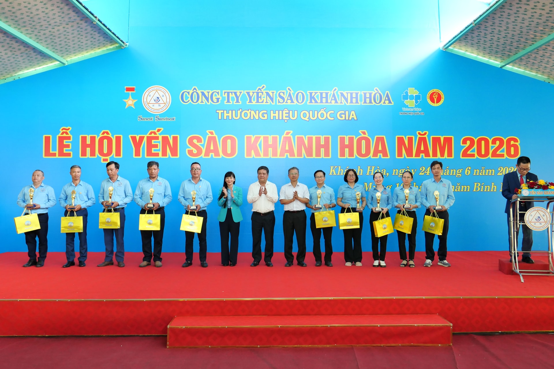 Đồng chí Bí thư Tỉnh ủy Trần Phong cùng lãnh đạo UBND tỉnh và công ty trao thưởng cho các cá nhân có thành tích xuất sắc.