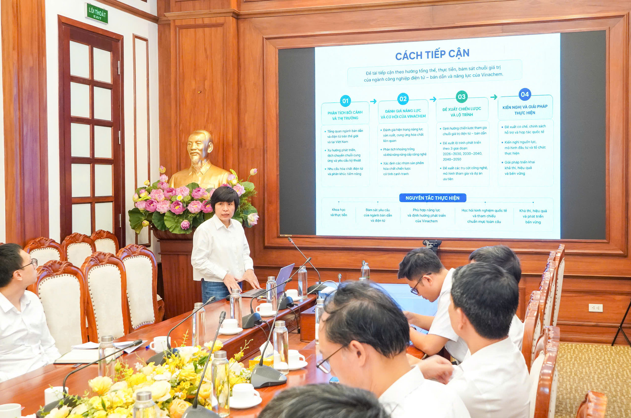 GS.TS Vũ Thị Thu Hà- Phó viện trưởng Viện Hóa học Công nghiệp Việt Nam phát biểu tại hội nghị