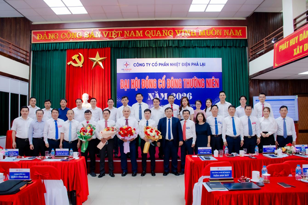 Lãnh đạo EVNGENCO2 chụp ảnh lưu niệm cùng Lãnh đạo PPC chúc mừng thành công Đại hội