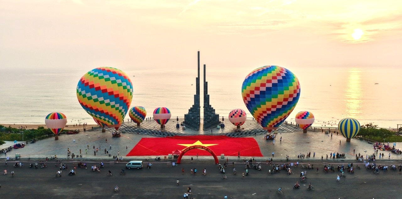 Lễ hội kinh khí cầu tại Tháp Nghinh Phong.