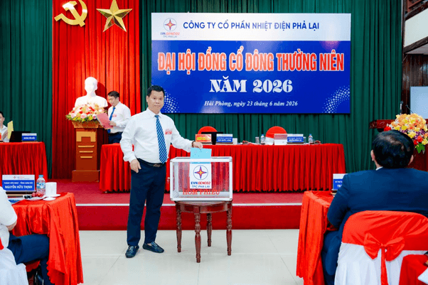 Ông Mai Quốc Long - CTHĐQT PPC tham gia bỏ phiếu các nội dung tại Đại hội