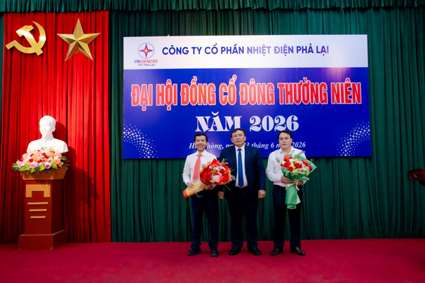 Ông Trần Phú Thái, CTHĐQT EVNGENCO2 tặng hoa cho 02 thành viên HĐQT PPC hết nhiệm kỳ tại ĐHĐCĐ năm 2026,