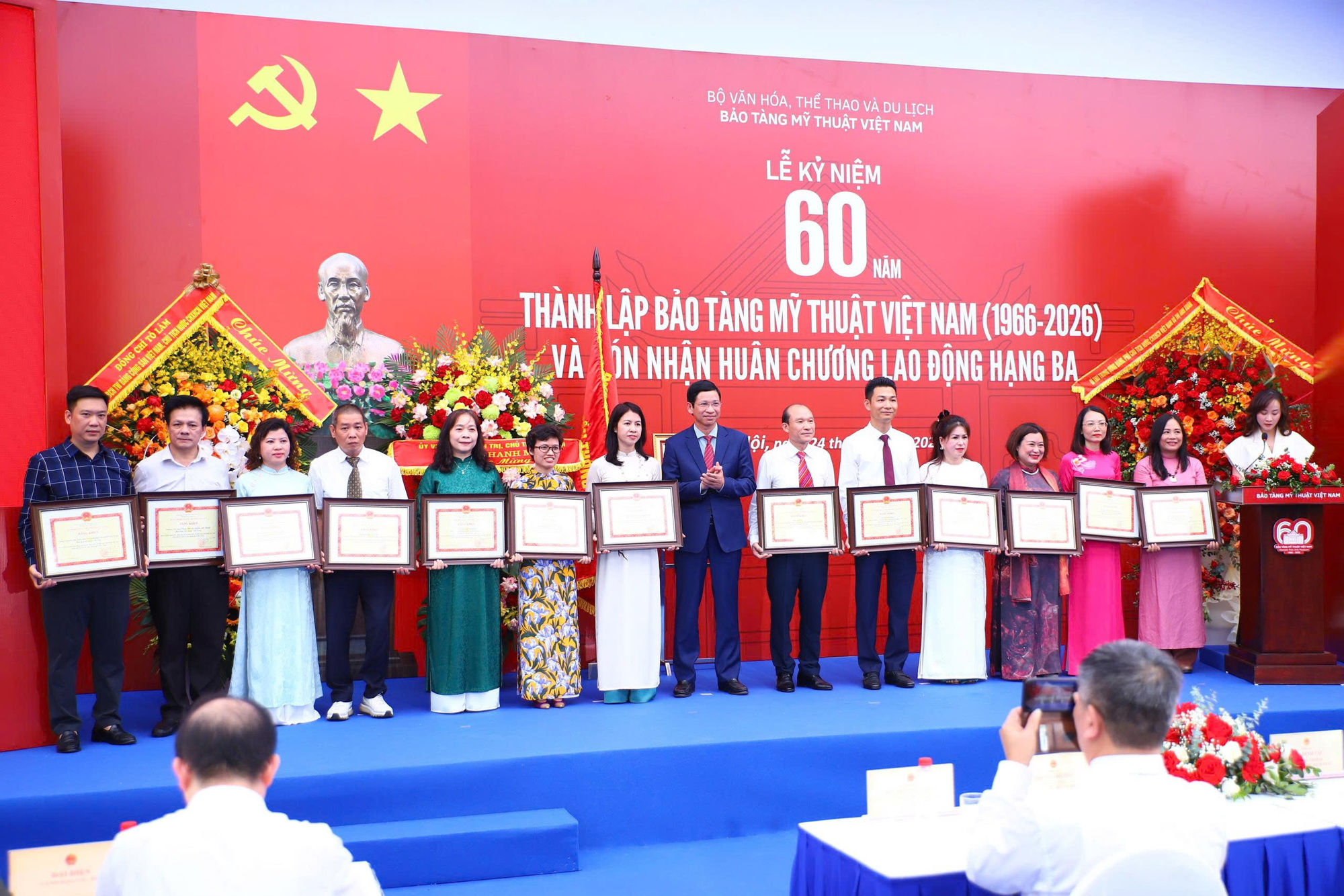 Thứ trưởng Hồ An Phong trao Bằng khen của Bộ trưởng Bộ Văn hóa, Thể thao và Du lịch cho các tập thể, cá nhân