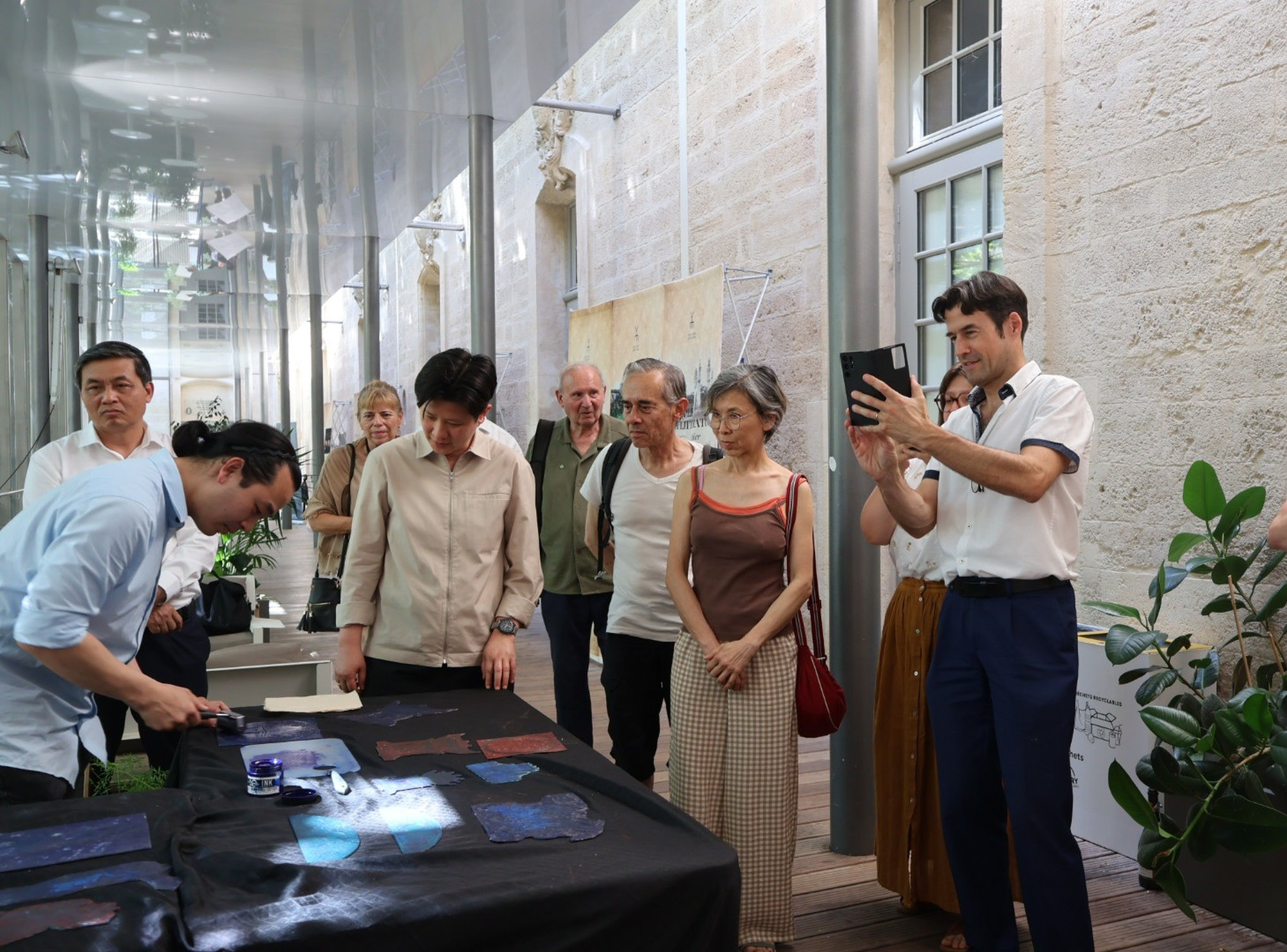 Trải nghiệm in tranh giấy Dó tại triển lãm