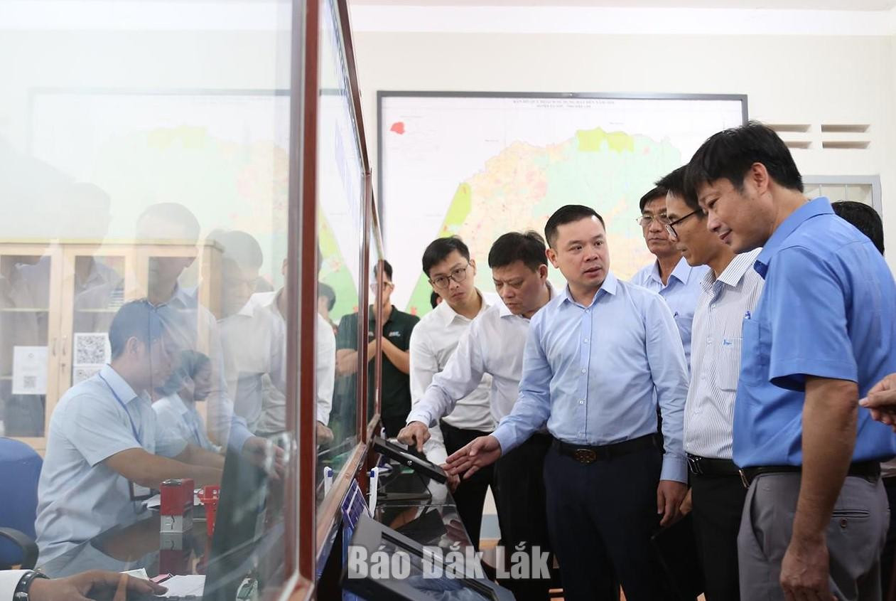 Chủ tịch UBND tỉnh ĐỖ Hữu Huy kiểm tra công tác CCHC tại cơ sở