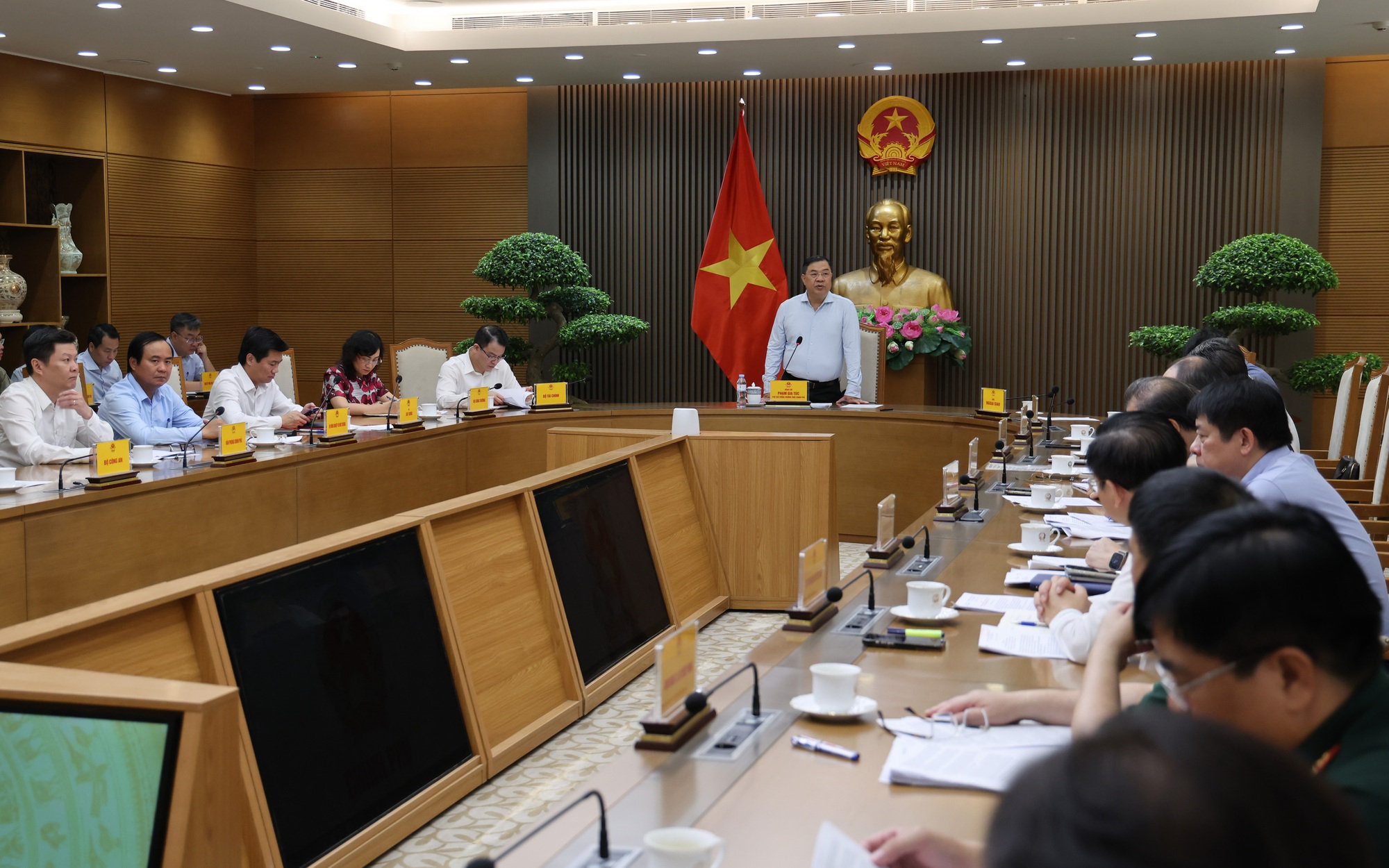 Ủy viên Bộ Chính trị, Phó Thủ tướng Thường trực Chính phủ Phạm Gia Túc chủ trì cuộc họp rà soát tình hình hợp tác Việt Nam - Lào.