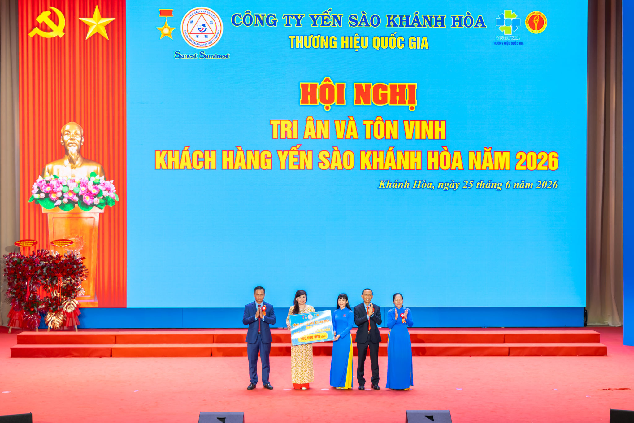 15-Trao tặng 200 triệu đồng cho “Quỹ nhân ái Khánh Hòa” của Hội Bảo trợ Người khuyết tật, Bệnh nhân nghèo và Quyền trẻ em tỉnh Khánh Hòa